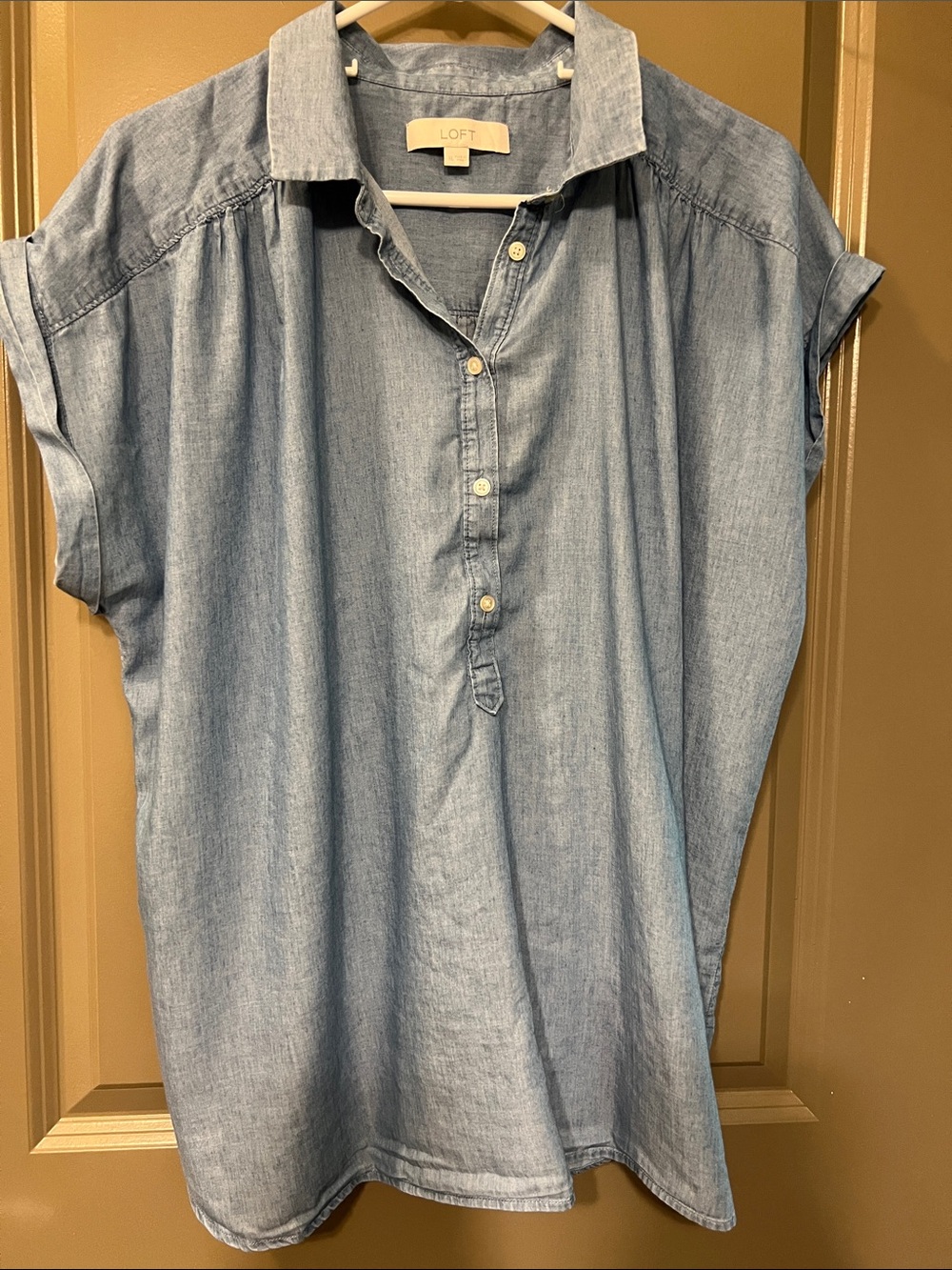 LOFT Size XL Light Weight Denim Short-Sleeve Button Neck Shirt